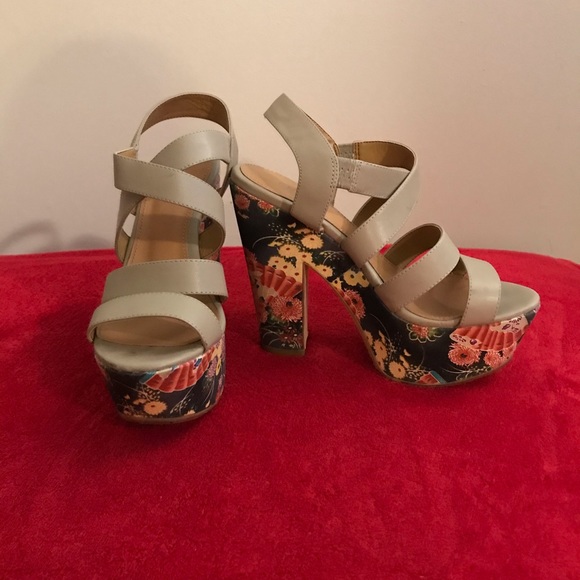 Daphne Floral Platform Heels - Size 5.5 - Picture 3 of 7